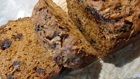 Pain aux épices, dattes et pommes – Recette réconfortante d’automne